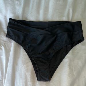 NEVER BEEN WORN XXL v shape black swimsuit bikini bottom